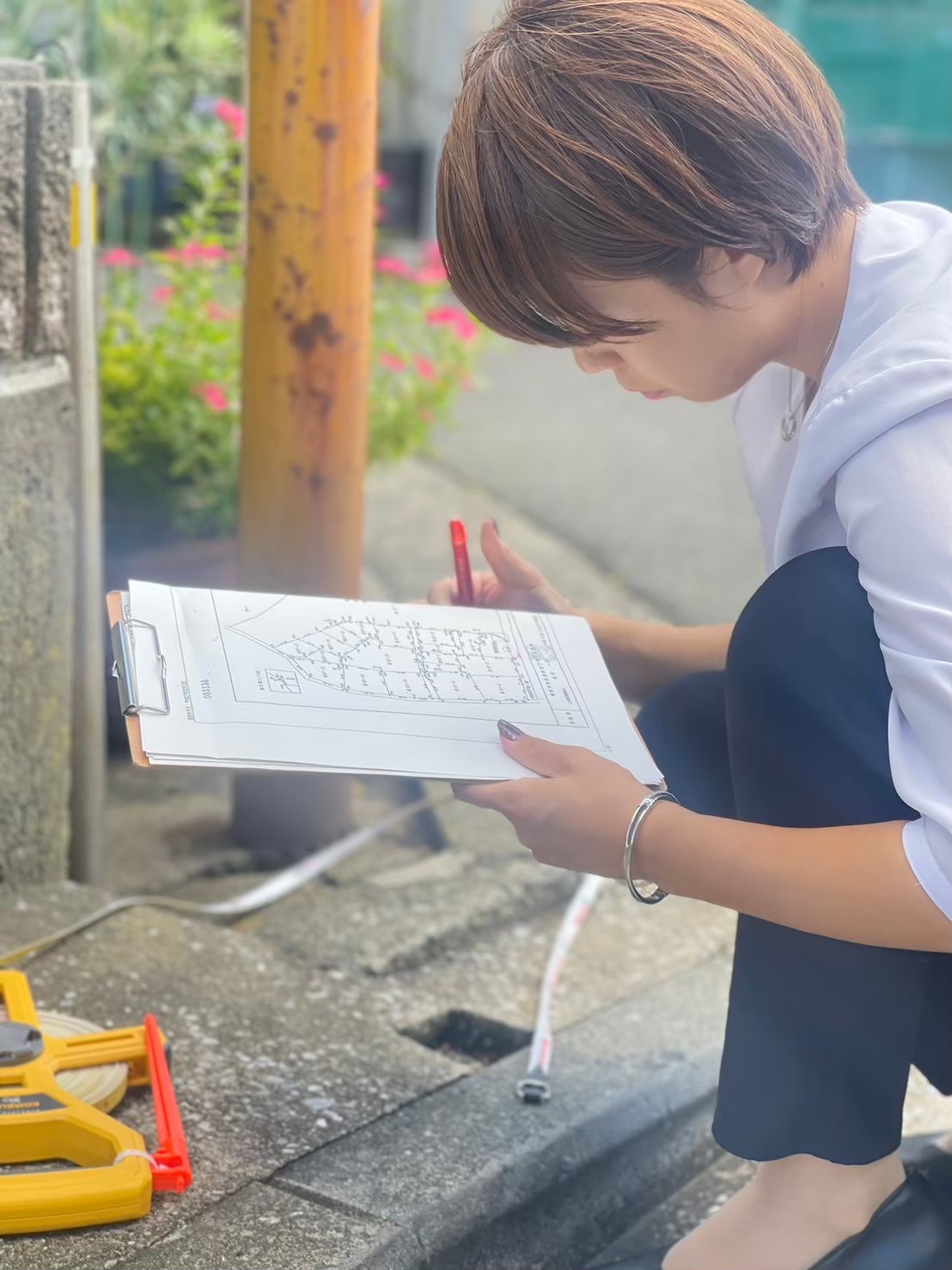 現地での丁寧な建物確認の様子